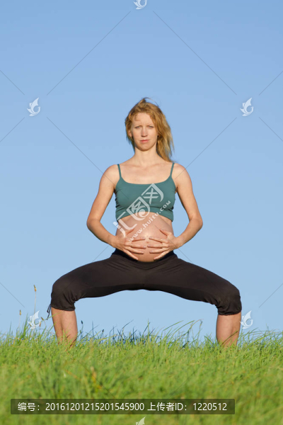 草地上的孕婦