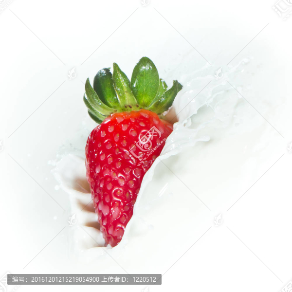 草莓濺到牛奶