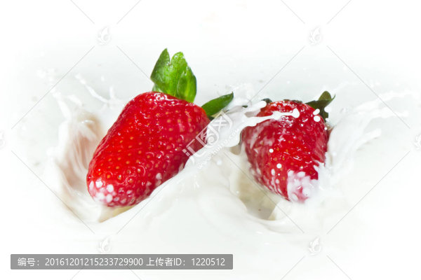 草莓濺到牛奶