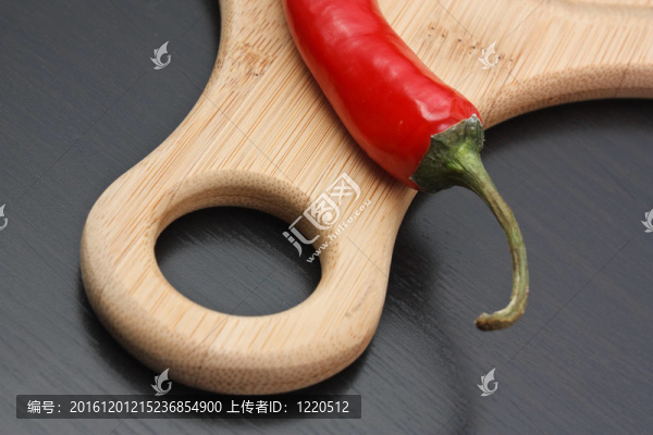 裁板上的紅辣椒