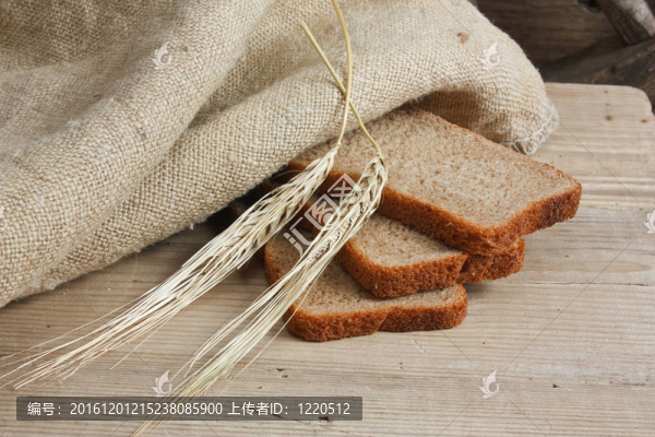 桌上的黑麥面包和玉米穗