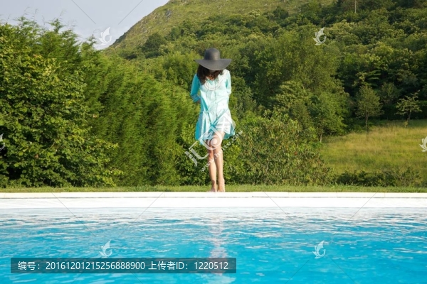 泳池邊的藍裙女人