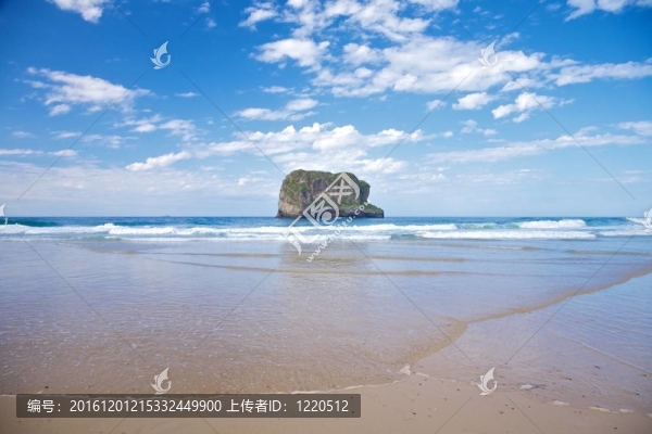 在海灘小島美如畫(huà)