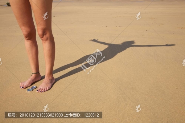 快樂的陰影女人與指南針