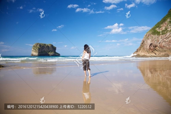 在海濱的女人美如畫