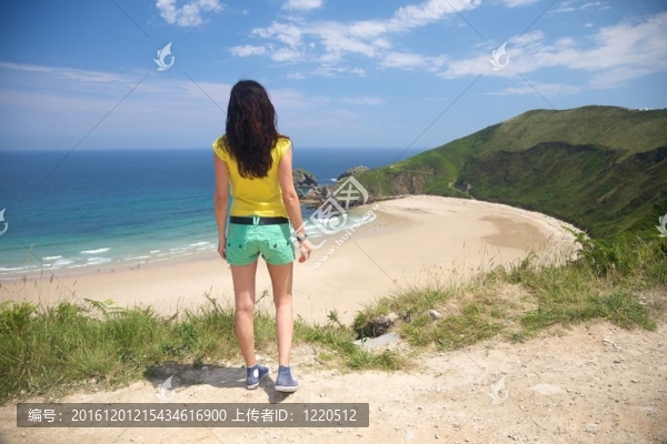 女人回到torimbia海灘