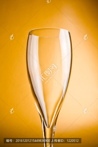 金色背景上的香檳酒杯