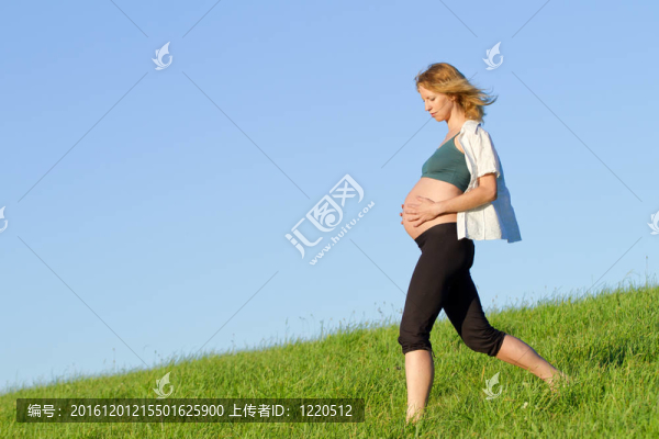 草地上的孕婦