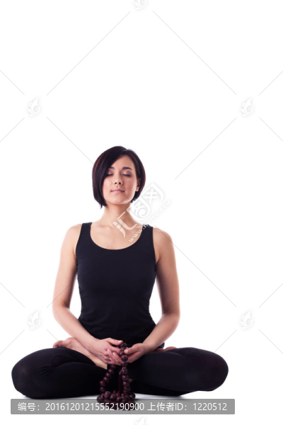 快樂女子坐在瑜伽冥想姿勢與珠