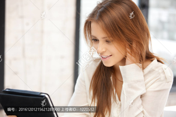 快樂女性用平板電腦