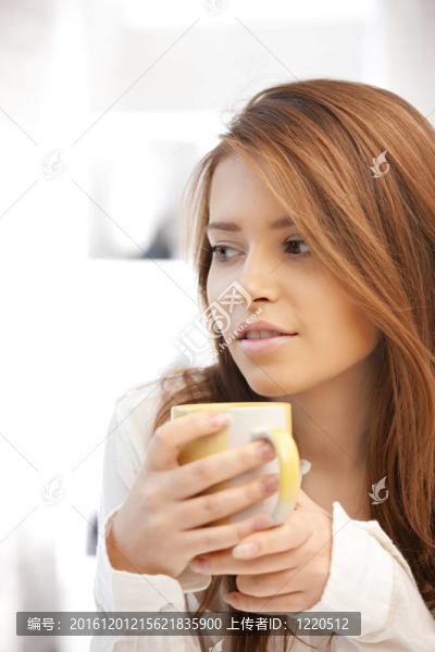 可愛的女人與馬克杯