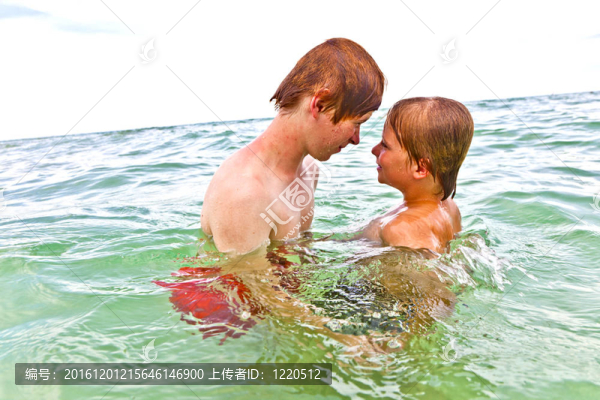 在美麗清澈的大海里玩耍的男孩-匯圖網(wǎng) www.fosd68.com 在美麗清澈的大海里玩耍的男孩