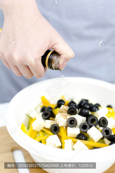 希臘沙拉準備：醋倒在希臘沙拉