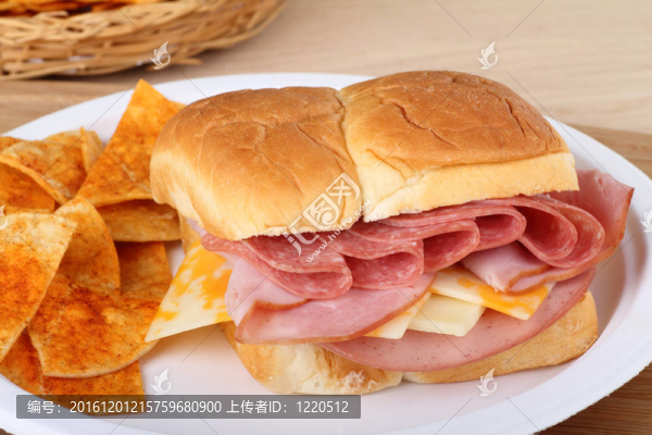 午餐肉和奶酪三明治