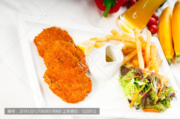 經(jīng)典的米蘭小牛肉片和蔬菜