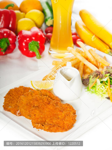經(jīng)典的米蘭小牛肉片和蔬菜