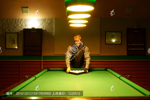 男人打臺(tái)球