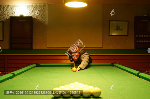 男子臺球桌