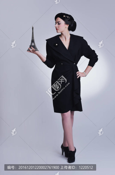 美麗的年輕女子與巴黎象征埃菲爾鐵塔