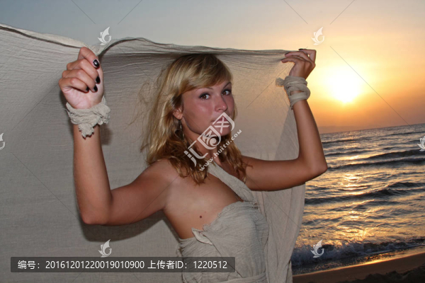 日落時美麗的年輕女子