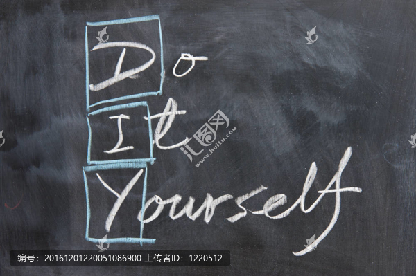 黑板上寫著：DIY