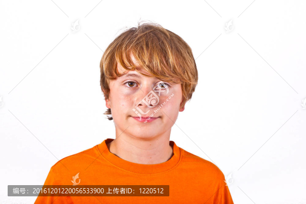 可愛的男孩與橙色襯衫的肖像
