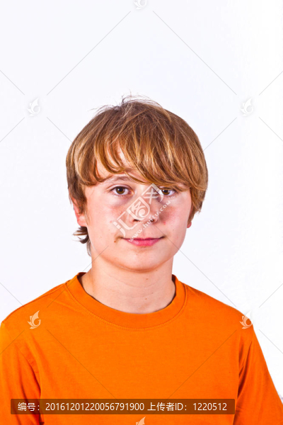可愛的男孩與橙色襯衫的肖像