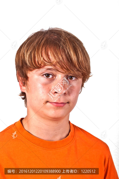 可愛的男孩與橙色襯衫的肖像
