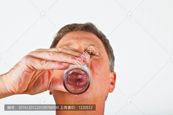 魅力男子飲用水肖像