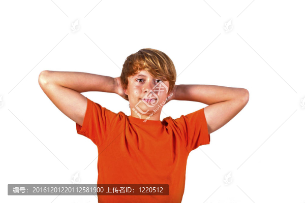 可愛(ài)的男孩，橙色的襯衫比劃著雙臂的肖像