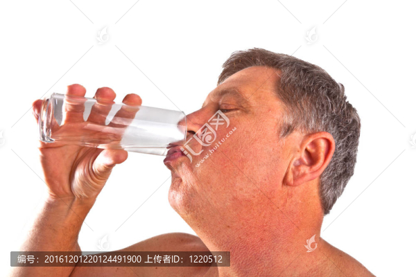 魅力男子飲用水肖像