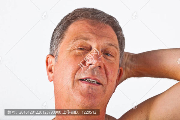 魅力男子飲用水肖像