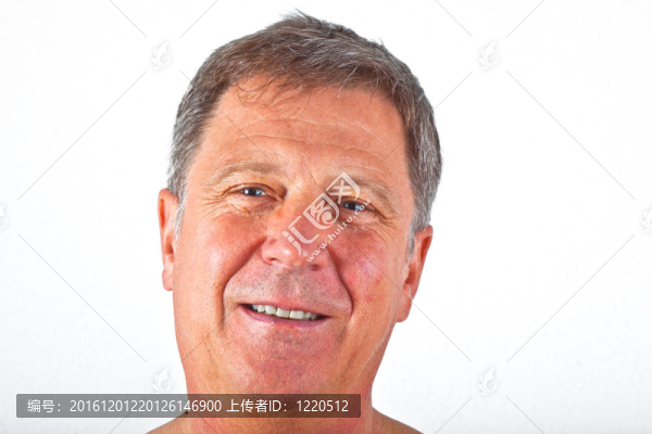 魅力男子飲用水肖像