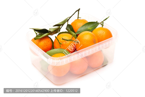 成熟的桔子在塑料容器