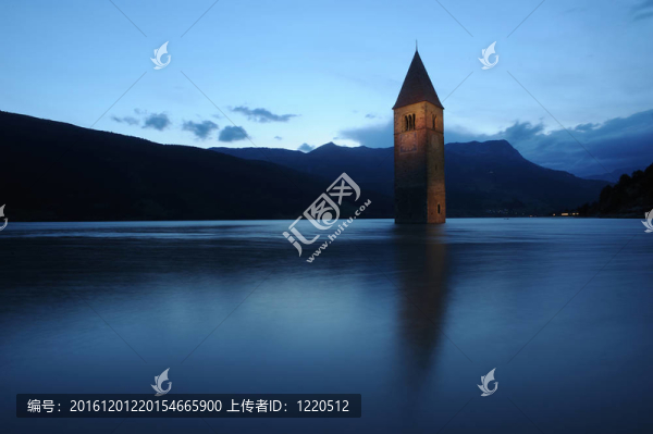 Reschensee湖；湖堤雷西亞