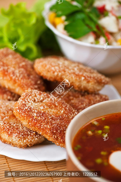 豐富美味的紅羅宋湯（湯）；肉餅；蟹棒沙拉；對竹纖維毛巾背景生菜