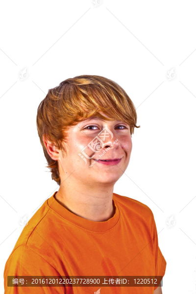 可愛的男孩與橙色襯衫的肖像