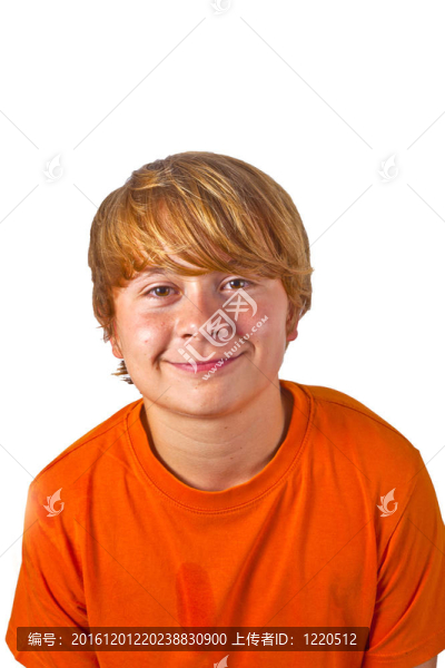 可愛的男孩與橙色襯衫的肖像