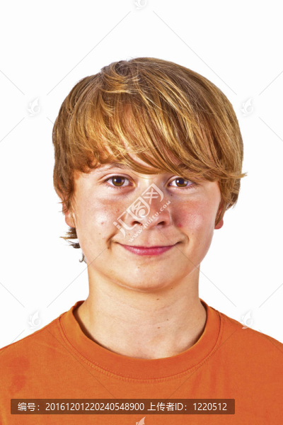 可愛的男孩與橙色襯衫的肖像