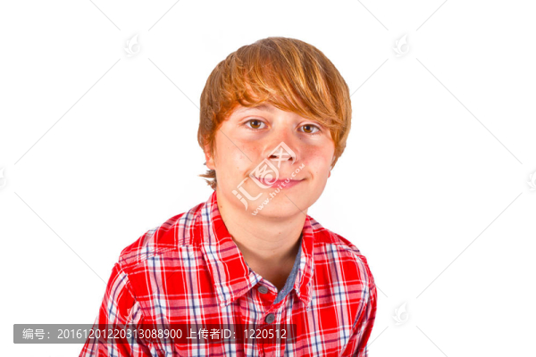 可愛的男孩與橙色襯衫的肖像