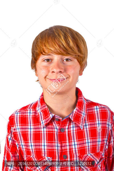 可愛的男孩與橙色襯衫的肖像