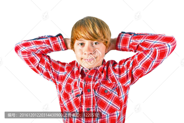 可愛(ài)的男孩與橙色襯衫的肖像