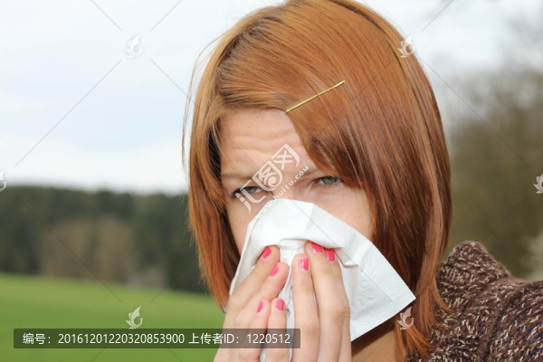 女孩感冒
