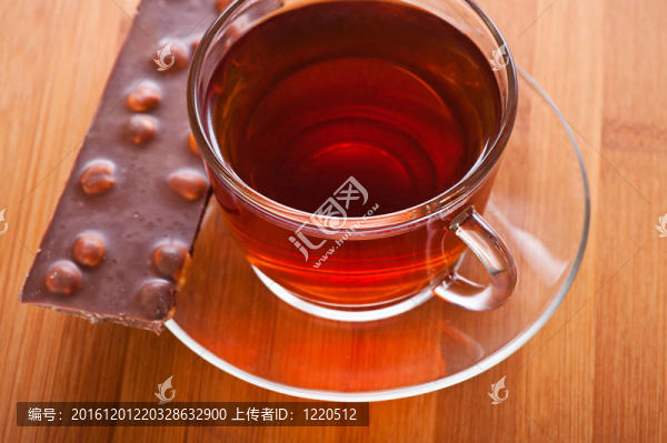杯（茶，咖啡）和巧克力片