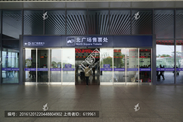 合肥南站北廣場(chǎng)售票處門(mén)口