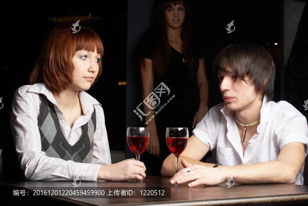 夫婦在咖啡館