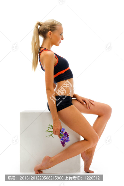 美女在運動服中的工作室。