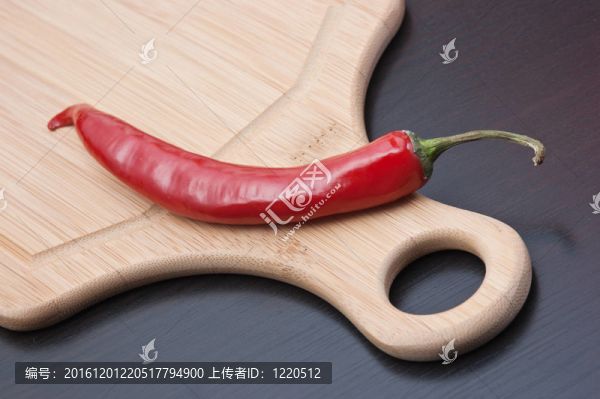 紅辣椒在砧板上