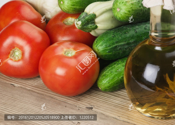 蔬菜和一瓶油；靜物