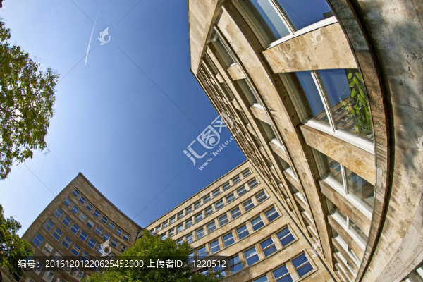 著名的法本公司的房子；前作為美國陸軍總部；現在依賴大學法蘭克福